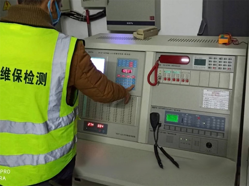 技术员正在测试火灾警报系统 技术员正在测试火灾警报系统