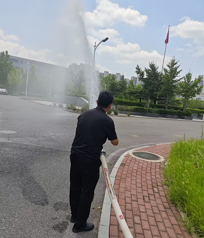 维保人员正在测试室外消防栓动压 维保人员正在测试室外消防栓动压