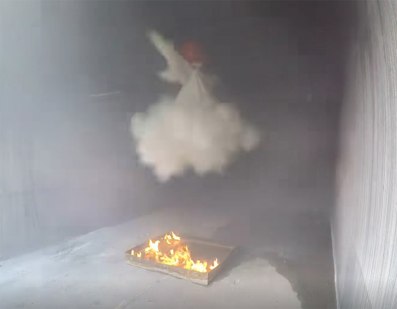 悬挂式灭火器灭火效果测试实拍