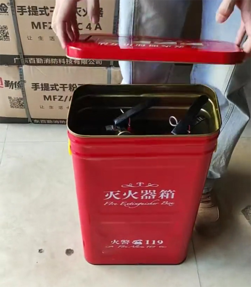 新型灭火器箱装载灭火器效果